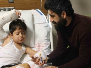 Enkazda Ayrılan Eller Hastanede Bir Araya Geldi