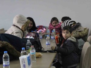 Kahramanmaraş’tan İ̇zmir’e İlk Depremzede Kafilesi Geldi