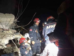 Adıyaman’da Enkazdan İki Kadın Sağ Çıkarıldı
