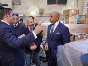 New York Belediye Başkanı Adams’tan Türk Camisine Ziyaret