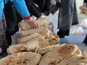 Kars’ta Kadınlar Pişirdikleri Ekmekleri Deprem Bölgesine Gönderdi