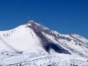 Depremden Sonra Dağ Adeta Yanıyor
