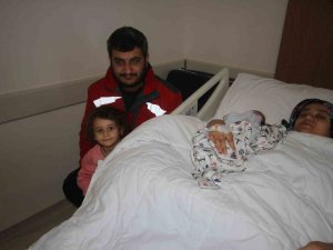Hatay’da Evlerin Yıkılan Aile Konya’da Dünyaya Gelen Bebeklerinin Buruk Sevincini Yaşadı