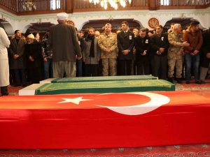 Depremde Enkaz Altında Kalan Vanlı Uzman Çavuş Ve Ailesi Gözyaşları İçerisinden Toprağa Verildi