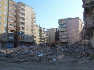 Diyarbakır’da Yoldaş Apartmanı’nda Enkaz Çalışması Tamamlandı