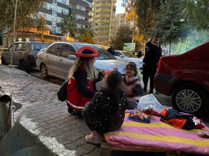 Depremzede Ailelere Ve Çocuklara Destek Oluyorlar