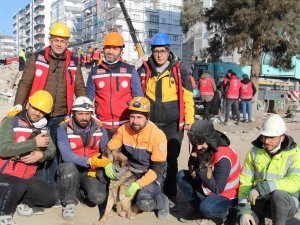 Ezan Okunurken Uluyan Köpek Ve Yavruları, Sesi Fark Eden Görevlilerce Enkazdan Kurtarıldı