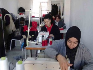 Afyonkarahisarlı Kadınlar Depremzedeler İçin Üretiyor