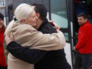 Onlarca Canı Enkaz Altından Çıkaran Ekip Çiçeklerle Karşılandı