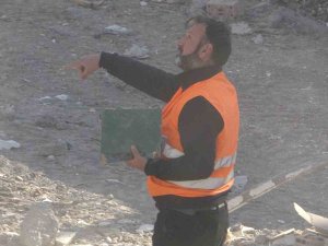 Kur’an-ı Kerim Ve Dini Kitapları Hassasiyetle Enkazdan Topladılar