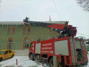 Pazaryeri İtfaiyesinden Buz Mesaisi