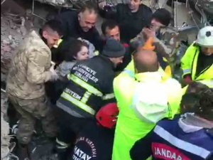 Enkaz Altında Kalan 2 Kız Kardeşin Kurtarıldığı Anlar Ortaya Çıktı