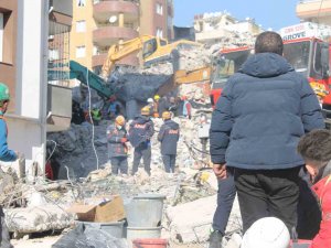 Adana’daki Ekim Apartmanı’nda Arama Kurtarma Çalışmaları Sürüyor