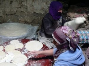 Narmanlı Kadınlar Depremzedeler İçin Tandırın Başında: “Onlar Açken Biz Tok Yatamadık”