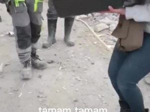 Artçı Sarsıntılar Arasında 7. Katta Mahsur Kalan Kediyi Kurtardı