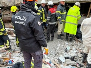Van Polisi 108 Saat Sonra Bir Kadını Enkaz Altından Sağ Çıkardı