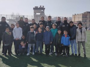 Çevik Kuvvet Polisleri Depremzede Çocuklarla Futbol Oynadı