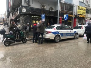 85 Yaşındaki Yayaya Geri Geri Gelen Otomobil Çarptı