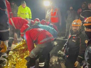 Afad Ekipleri 120 Saat Sonra Enkazdan Bir Vatandaşı Sağ Çıkardı