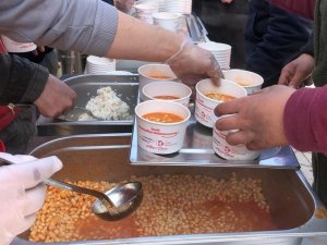 İ̇zmit Belediyesi, Hatay’da Sıcak Yemek Dağıtımına Başladı