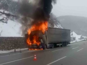 Samsun’da Motor Yağı Yüklü Tır Alev Alev Yandı