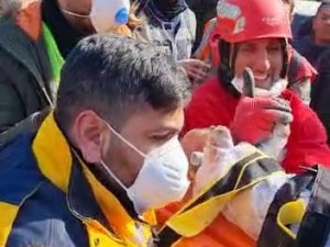 2 Aylık Bebek Yıkıntıların Arasından Tam 128 Saat Sonra Kurtarıldı