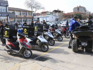 Tıkanan Trafikte Yaraları Motosikletliler Sarıyor
