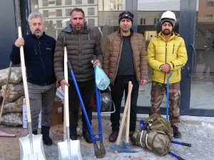 Hakkârili Vatandaşlar Ellerine Kazma, Kürek Alıp Deprem Bölgesinin Yolu Tuttular