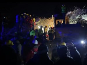 Tunceli Afad Ve Makedon Ekip, 114 Saat Sonra Depremzedeyi Enkazdan Canlı Çıkardı