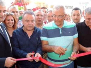 Muhittin Böcek: “Türkiye Önemli Bir Siyaset Adamına Veda Etti”