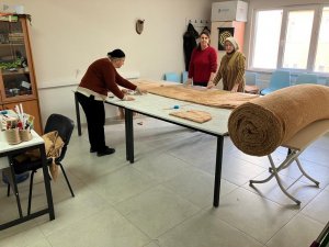 Halk Eğitim Merkezi Depremzedeler İçin Kıyafet Dikiyor