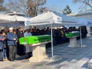 Depremde Hayatını Kaybeden Anne İle Oğlu Toprağa Verildi