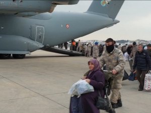 Malatya’daki Depremzedeler Uçaklarla Ankara’ya Taşınmaya Devam Ediyor