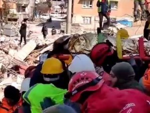 Hamile Kadın 129 Saat Sonra Enkazdan Çıkartıldı