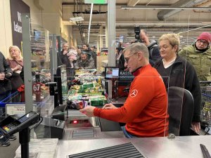 Stefan Kuntz, Depremzedeler İçin Kasiyerlik Yaptı