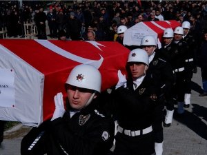 Enkaz Altında Kalan Polis Anne Ve Kızı Gözyaşlarıyla Uğurlandı