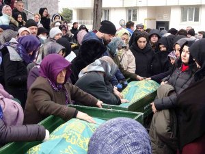 Depremde Hayatını Kaybeden Dilek Öğretmen Ve Kızı Gözyaşları İçinde Toprağa Verildi