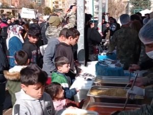 Mehmetçik Şanlıurfa’da Depremzedelere Sıcak Yemek Dağıtıyor