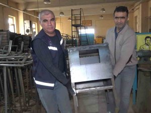 Gönüllü Öğretmenler Çadır Kentlerdeki Depremzedelere Odun Sobası Üretiyor