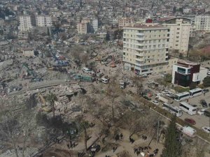 Büyük Yıkım Yaşanan Kahramanmaraş’ta Bu Binanın Camları Bile Çatlamadı