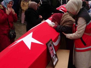 Oğlunun Ve Torunlarının Tabutlarına Sarılıp Gözyaşı Döktü, Ağıtları Yürekleri Dağladı