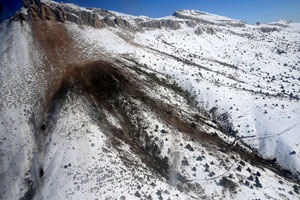 Depremler sonrası duman çıktığı ihbarı yapılan Göksun'daki dağ incelendi