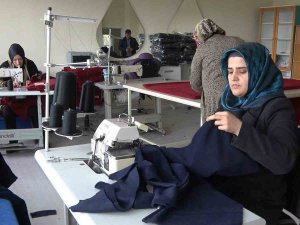 Gönüllüler Depremzedeler İçin Kışlık Kıyafet Ve Battaniye Üretiyor