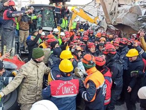 Depremin 122. Saatinde 34 Yaşındaki Ergin Güzeloğlu Enkazdan Sağ Olarak Çıkarıldı