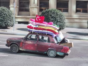 Bakü’de Yorganları Eski Aracına Bağladığı Fotoğrafıyla Tanınan Server Beşirli Türkiye’ye Gidiyor