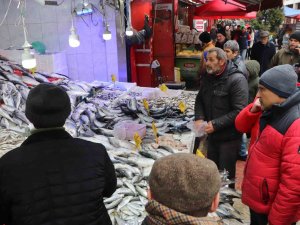 Karadeniz’deki Fırtına Balık Avını Aksattı, Tezgahlar Buzhane Balıklarına Kaldı