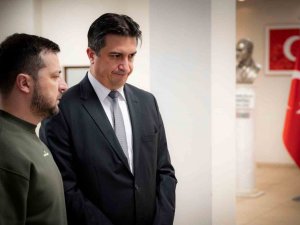 Zelenskiy, Türkiye’nin Kiev Büyükelçiliğini Ziyaret Etti