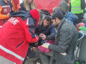 135 Saat Sonra Enkazdan Çıkan Kedi Tedavi Altına Alındı