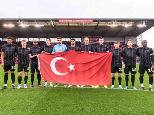 Hull City’den Türk Bayraklı Saygı Duruşu