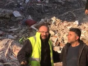 Enkazdan Bulduğu 500 Bin Tl’lik Altın Dolu Çantayı Sahibine Teslim Etti